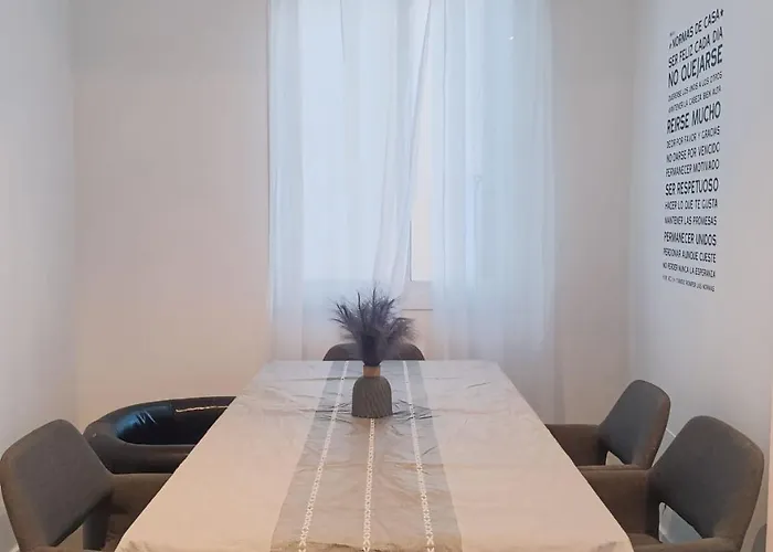 Una Habitacion En Un Piso Muy Centrico Y Moderno En Malaga - Room In A Centric And Modern Apartment In The Heart Of Malaga