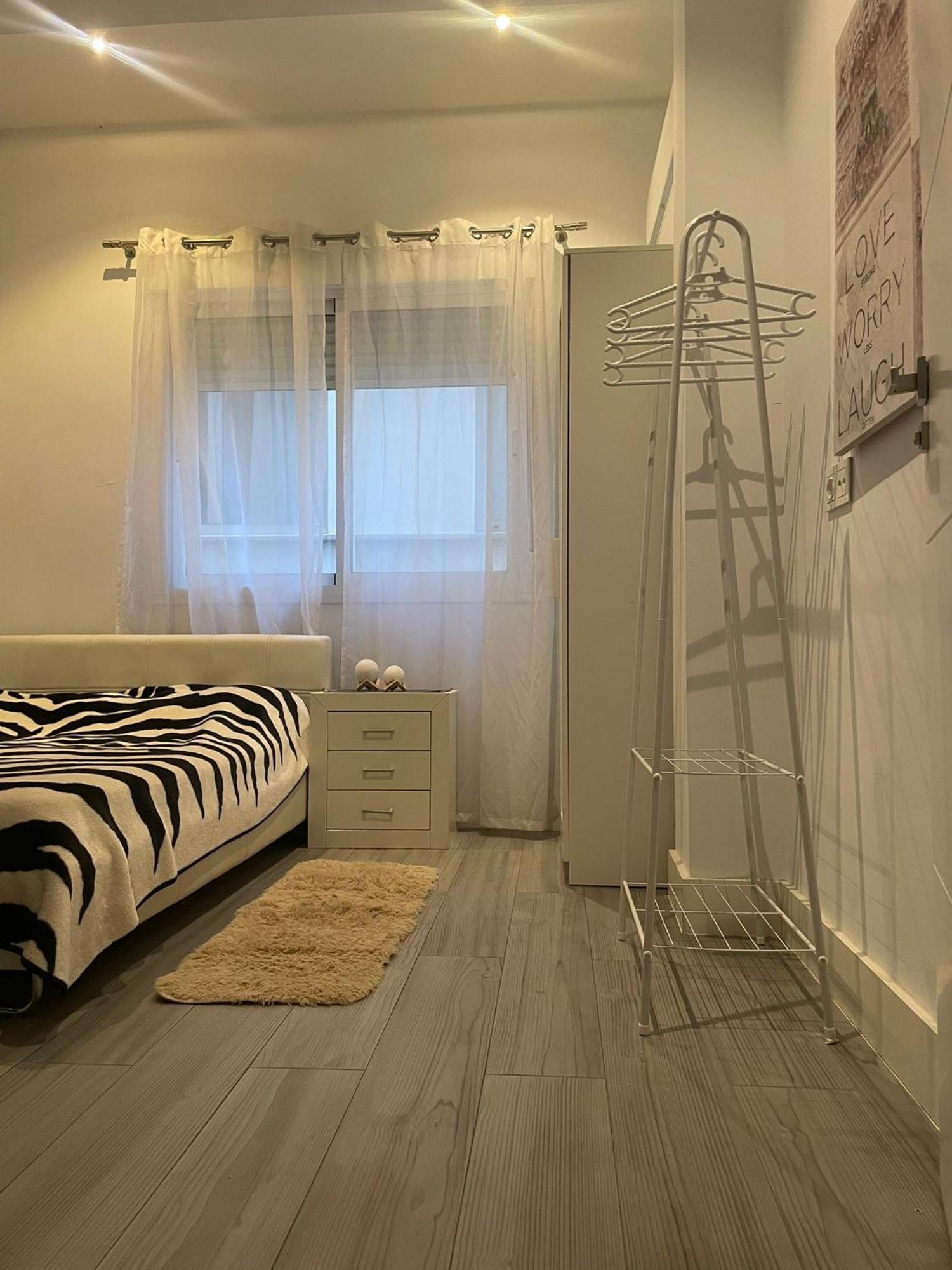 En Un Piso Muy Centrico Y Moderno En - In A Centric And Modern In The Heart Of Malaga